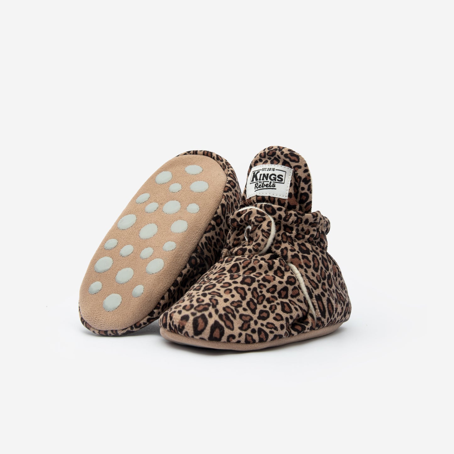 Die Kings & Rebels Baby Booties wurden mit einem einfachen und praktischen Druckknopf- Verschluss entworfen, was das Anziehen von strampelnden Babys in wenigen Sekunden ermöglicht.
Der komplett um die Ferse verlaufende und über dem Knöchel sitzende, integrierte Gummizug verhindert auch bei sehr aktiven Babys das Herunterrutschen des Booties.
Die Booties passen sich perfekt an die individuelle Form der Babyfüße an und schränken somit die natürliche Entwicklung in keinster Weise ein.
Alle Kings &