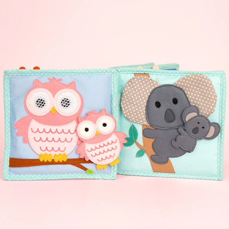 Begib dich auf eine spannende Reise in die faszinierende Wildnis des Mini Quiet Book "Jolly Jungle" von Jolly Designs! Dieses handgefertigte Buch ist perfekt für kleine Entdecker ab 18 Monaten und bietet sicheren Spielspaß aus kinderfreundlichen, OEKO-TEX® zertifizierten Materialien. Mit seinen 6 weichen Seiten führt es Kinder in die Welt der Tiere und fördert dabei spielerisch ihre motorischen und kognitiven Fähigkeiten.