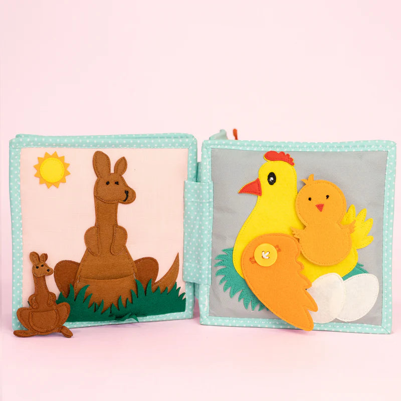 Begib dich auf eine spannende Reise in die faszinierende Wildnis des Mini Quiet Book "Jolly Jungle" von Jolly Designs! Dieses handgefertigte Buch ist perfekt für kleine Entdecker ab 18 Monaten und bietet sicheren Spielspaß aus kinderfreundlichen, OEKO-TEX® zertifizierten Materialien. Mit seinen 6 weichen Seiten führt es Kinder in die Welt der Tiere und fördert dabei spielerisch ihre motorischen und kognitiven Fähigkeiten.