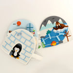 Dieser Travel Buddy Pinguin von Jolly Design ist das perfekte Abenteuer für Kinder ab 18 Monaten. Mit interaktiven Elementen wie Knöpfen, Reißverschlüssen und Schiebern entwickeln Kleinkinder spielerisch ihre motorischen Fähigkeiten. Die vielfältigen Texturen und arktischen Details regen Fantasie und Sinneswahrnehmung an. Aus zertifizierten, robusten Materialien hergestellt – ideal für Zuhause und unterwegs.