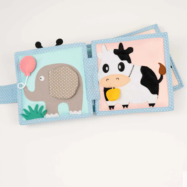 Eine stille Entdeckungsreise für kleine Hände: Mit knisterndem Elefantenohr, sanft klingelnder Kuhglocke und flauschigem Pinguinbauch lädt dieses liebevoll gestaltete Spielbuch Babys ab etwa 6 Monaten dazu ein, mit allen Sinnen zu erkunden. Ganz nebenbei werden dabei Feinmotorik, auditive Wahrnehmung und sensorische Integration gefördert – spielerisch und ohne Reizüberflutung.
Hochwertig von Hand gefertigt aus schadstofffreien, zertifizierten Materialien, ist es robust, weich und sicher – ideal für zuhause