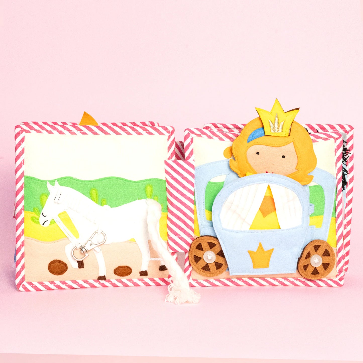 Das Mini Quiet Book "Kleine Prinzessin" von Jolly Designs ist perfekt für Kinder ab 1,5 Jahren geeignet. Liebevoll handgefertigt aus hochwertigen, OEKO-TEX® zertifizierten Materialien, bietet dieses Buch sicheren Spielspaß und begleitet Kinder in eine fantasievolle Welt voller Abenteuer.