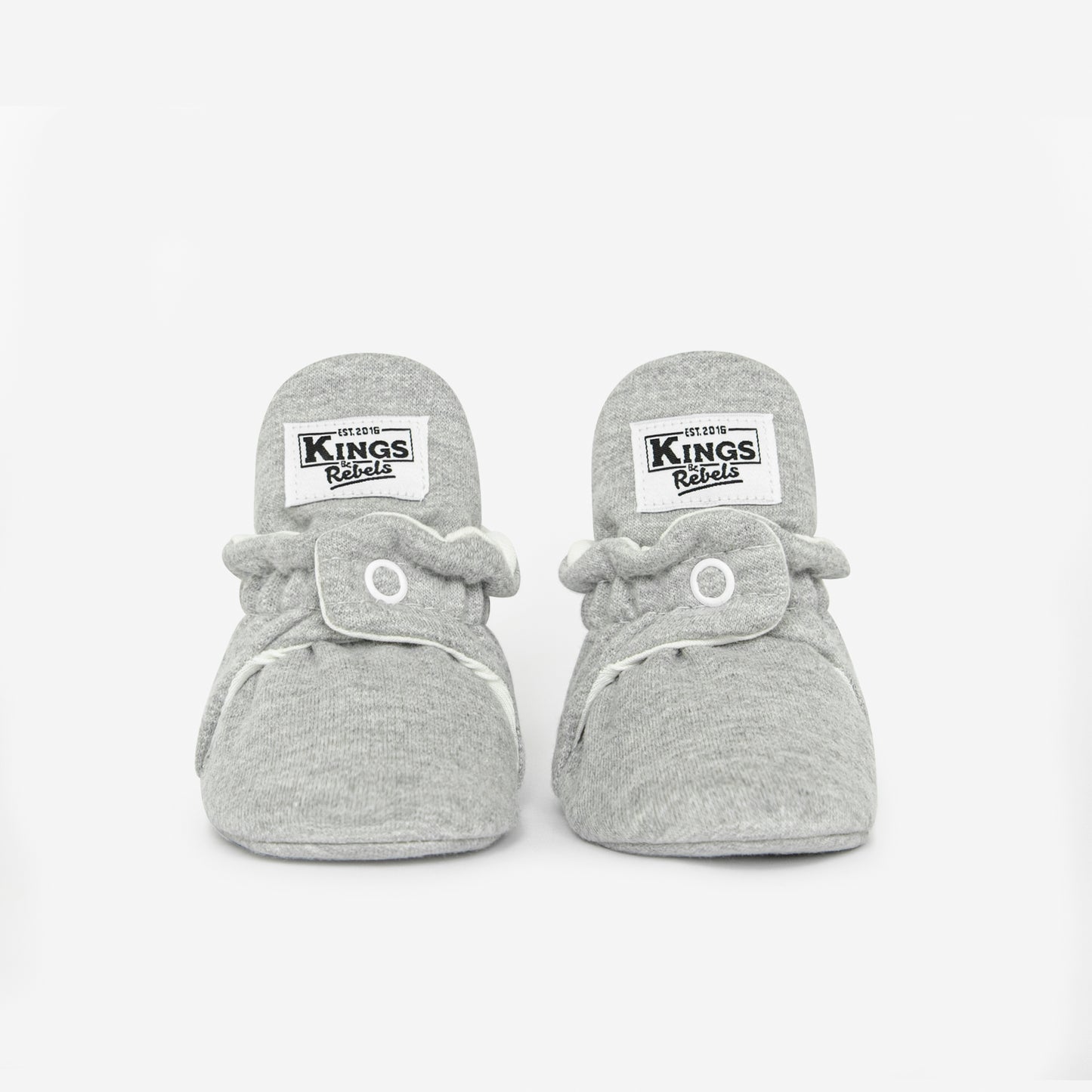 Die Kings & Rebels Baby Booties wurden mit einem einfachen und praktischen Druckknopf- Verschluss entworfen, was das Anziehen von strampelnden Babys in wenigen Sekunden ermöglicht.
Der komplett um die Ferse verlaufende und über dem Knöchel sitzende, integrierte Gummizug verhindert auch bei sehr aktiven Babys das Herunterrutschen des Booties.
Alle Modelle der ´Cotton Classic´ und ´Cotton Gripper´ Linie sind aus haut- und umweltfreundlicher Baumwolle gefertigt, was für hohen Tragekomfort auch bei frühli