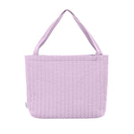 Der MIX Shopper von Lässig aus Bio-Baumwolle ist wasserabweisend und bietet viel Platz für den Alltag mit Kind. Mit praktischem Außenfach, Befestigungen für den Kinderwagen und verstellbaren Schultergurten ist er vielseitig und bequem. Das schlichte Design passt zu jedem Stil, und die PFC-freie Imprägnierung schützt vor leichtem Regen. Ideal für Ausflüge, Einkäufe oder Sport – robust, pflegeleicht und perfekt organisiert.