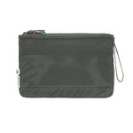 Alle wichtigen Wickelutensilien kompakt verstaut: Durch seineideale Größe findet der LÄSSIG Casual Changing Organizer in jeder Tasche und jedem Rucksack seinen Platz. Und auch für sich allein ist der Changing Organizer mit integrierter Wickelunterlage praktisch als Clutch oder durch seine Handschlaufe zu tragen.
- wasserabweisende Wickelunterlage
- Feuchtfach
- Netztasche
- Handschlaufe
In der kleinen Wickeltasche sind alle Wickelutensilien durch durchdachte Fächer und ein helles Innenfutter übersich