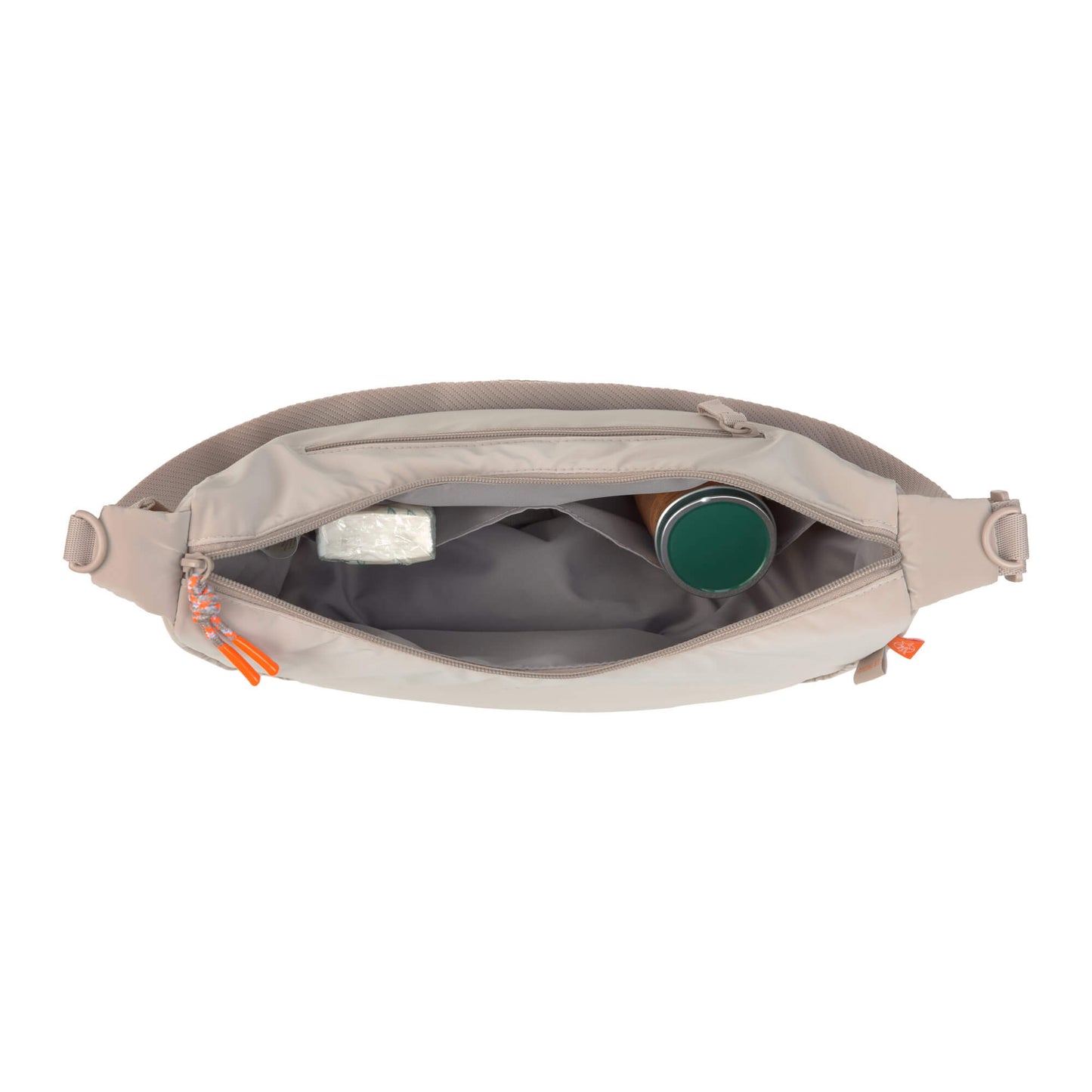 Die Umhängetasche Stretch Up in Beige vereint modisches Design mit praktischem Stauraum für den Familienalltag. Mit 4,4 Litern Volumen bietet sie Platz für Handy, Schlüssel und mehr. Das wasserabweisende Material und die flexible Bodenbreite sorgen für Komfort, während die Tasche sich einfach am Kinderwagen befestigen lässt. Ein stylischer Begleiter, der sich vielseitig kombinieren lässt.