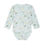 Dieser hellblaue langarm Body ist ein absolutes Must-Have für Babys mit seinem Safari-Print. Hochwertige Qualität und ein angenehmes Tragegefühl machen ihn zum idealen Begleiter für den Alltag. Der allover Print sorgt für einen verspielten Look und hält dein Baby stets im Trend.