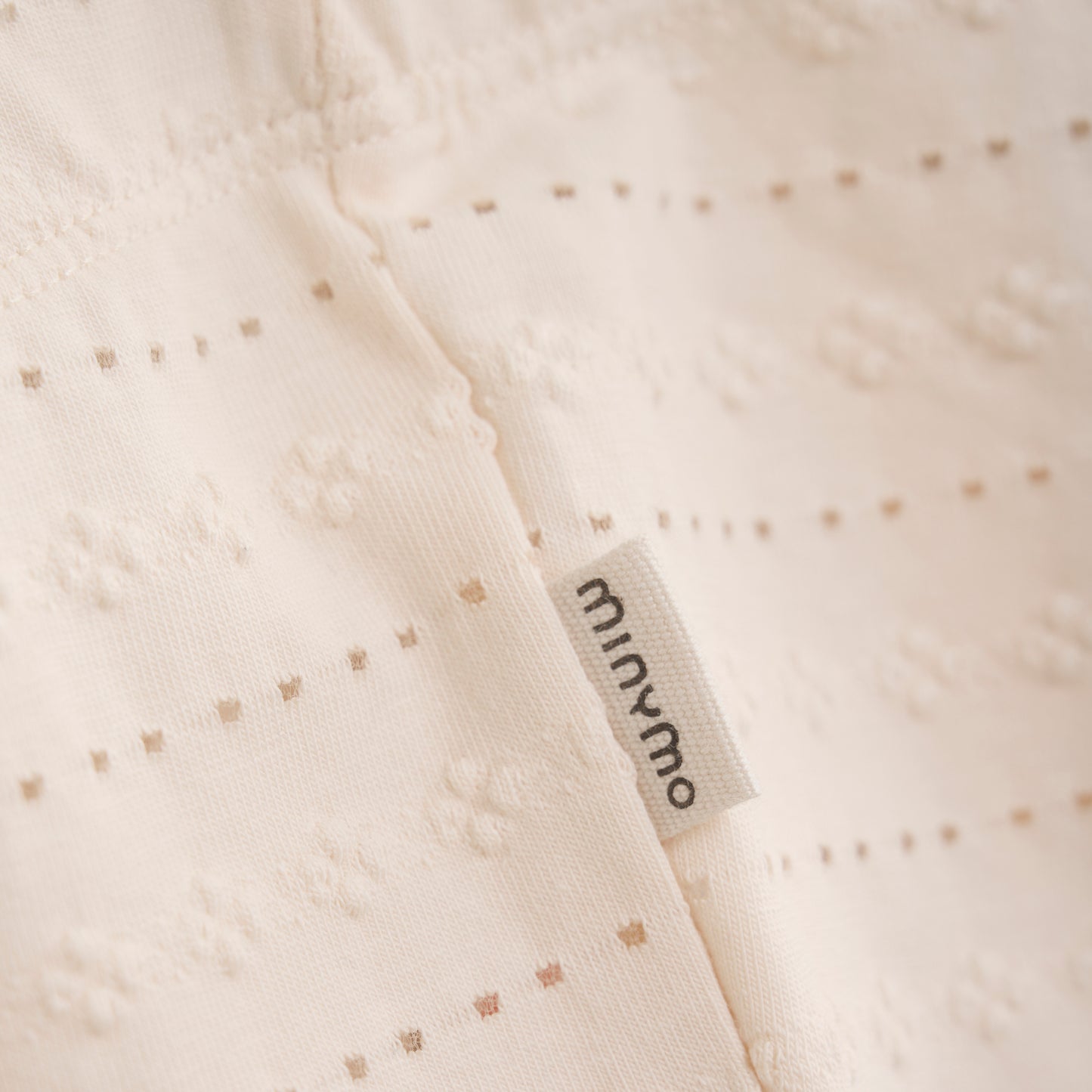 Diese hübsche Leggings in zartem Rosa ist perfekt für Babys. Das Jacquard-Muster sorgt für einen verspielten Look, während der weiche Stoff für maximalen Komfort sorgt. Die Leggings sind ideal für den täglichen Gebrauch oder besondere Anlässe und bieten Bewegungsfreiheit für aktive Babys.