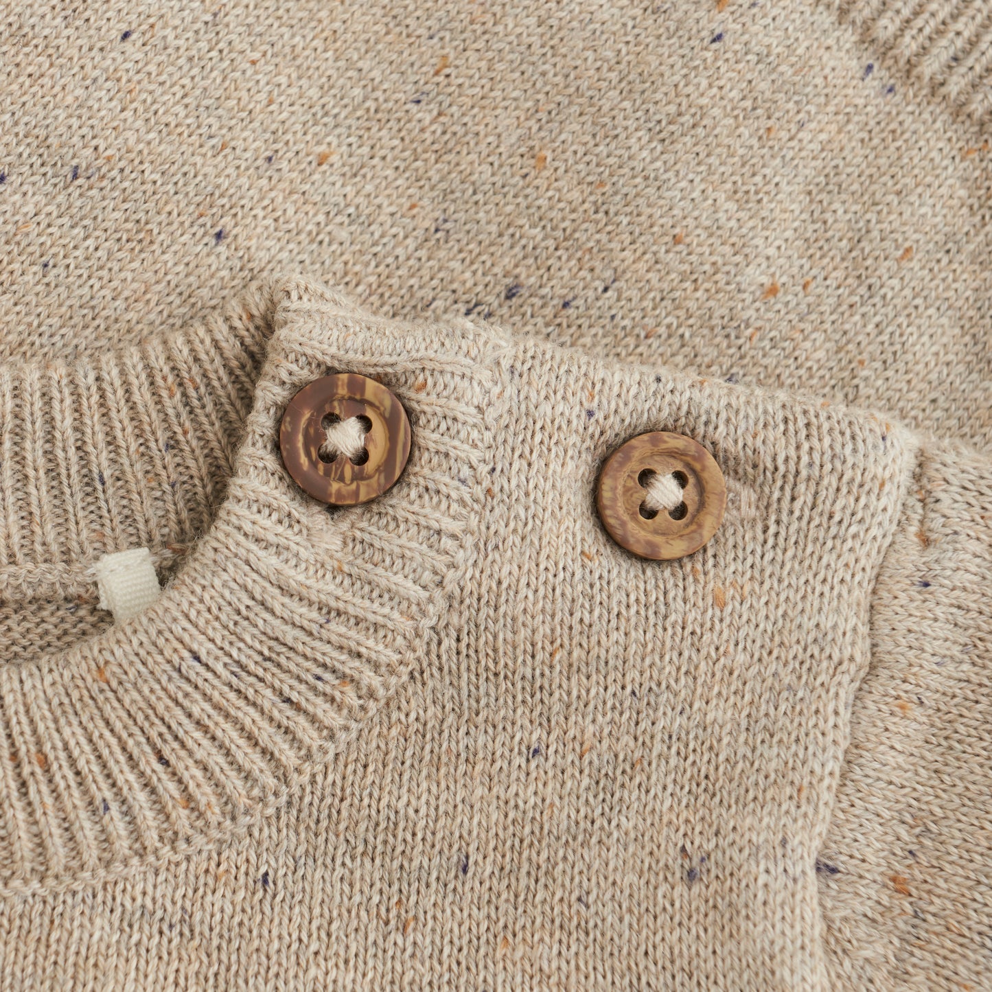 Dieser Pullover ist aus weichem Strick und verfügt über ein niedliches Bärenmotiv. Hergestellt aus hochwertigen Materialien sorgt er für ein angenehmes Tragegefühl und hält warm. Perfekt für gemütliche Tage zuhause oder einen Spaziergang an kühlen Tagen.