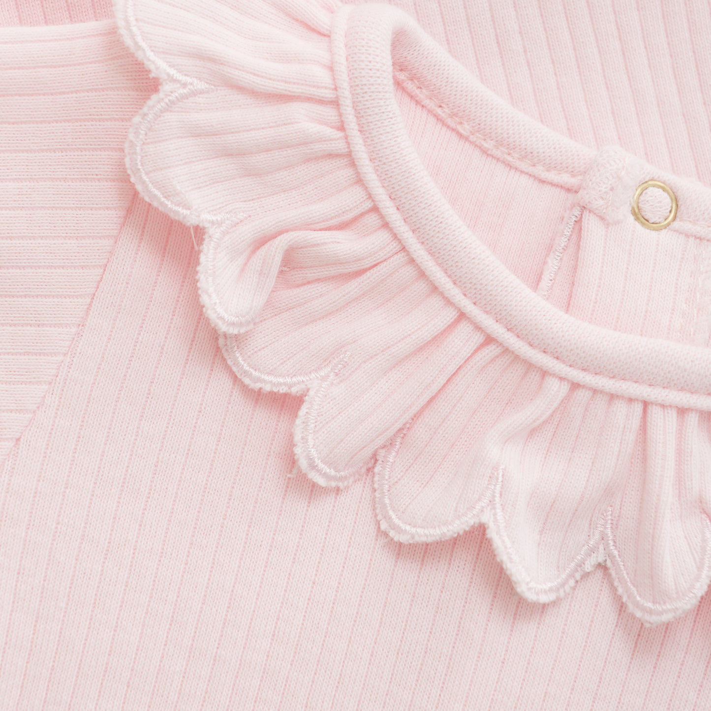 Dieser langärmlige Body von MINYMO in zartem Rosa besticht durch verspielte Rüschen und sorgt für einen charmanten Look.