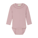 Dieses lilafarbene Body von MINYMO begeistert mit verspielten Rüschen am Kragen und zarten kleinen Details, die für einen charmanten Look sorgen.