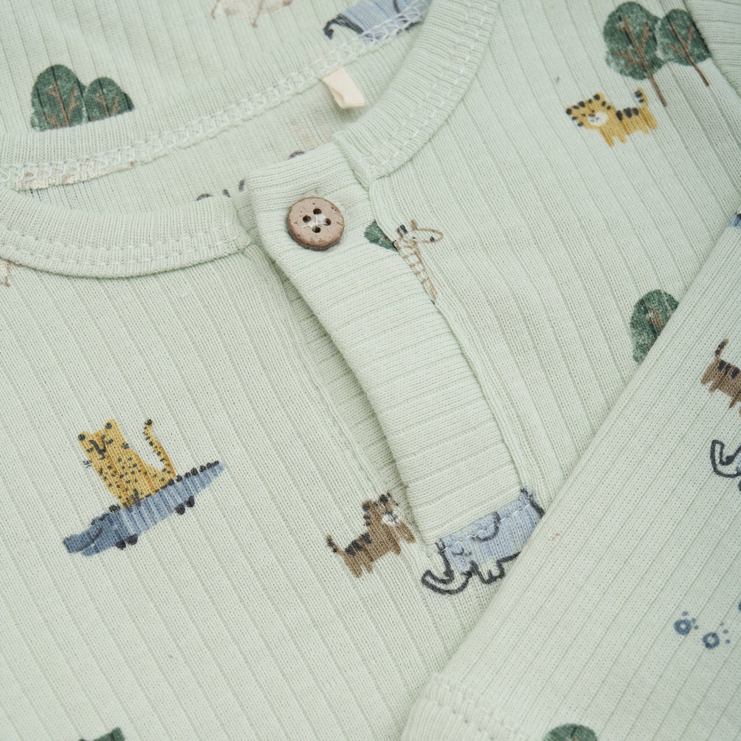 MINYMO Zweiteiler mit charmanten Tiermotiven, der Komfort und verspieltes Design vereint.