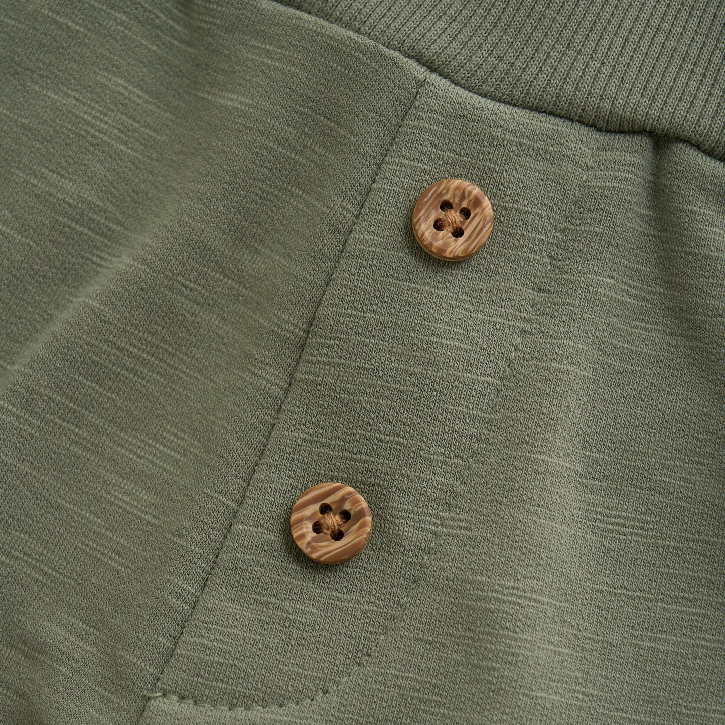 MINYMO präsentiert hochwertige Sweatpants, die Komfort und Stil perfekt vereinen.