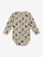 Der beige Body von MINYMO besticht durch sein einzigartiges Safari-Tier-Muster, das jedem Outfit einen verspielten und natürlichen Look verleiht. Hergestellt aus weichem, hautfreundlichem Material, sorgt er für angenehmen Tragekomfort den ganzen Tag. Ideal für aktive Kinder, die sich frei bewegen möchten, ohne auf Stil zu verzichten. Dieses vielseitige Kleidungsstück lässt sich leicht kombinieren und ist perfekt für den Alltag oder besondere Anlässe.