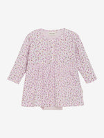 Dieses elegante rosa Kleid von MINYMO besticht durch ein durchgängiges florales Muster, das einen stilvollen und femininen Look verleiht.