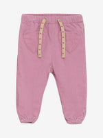 Diese rosa Cordhose von MINYMO begeistert mit süßen Herztaschen und verspielten, herzbedruckten Bändern – perfekt für kleine Entdeckerinnen mit Stil!