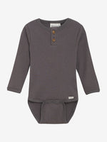 Dieser graue, gerippte Body von MINYMO bezaubert mit niedlichen kleinen Knöpfen und sorgt für verspielten Charme.