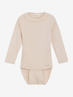 Dieser cremefarbene, gerippte Body von MINYMO bezaubert mit süßen kleinen Rüschen am Kragen und sorgt für einen verspielten Look.