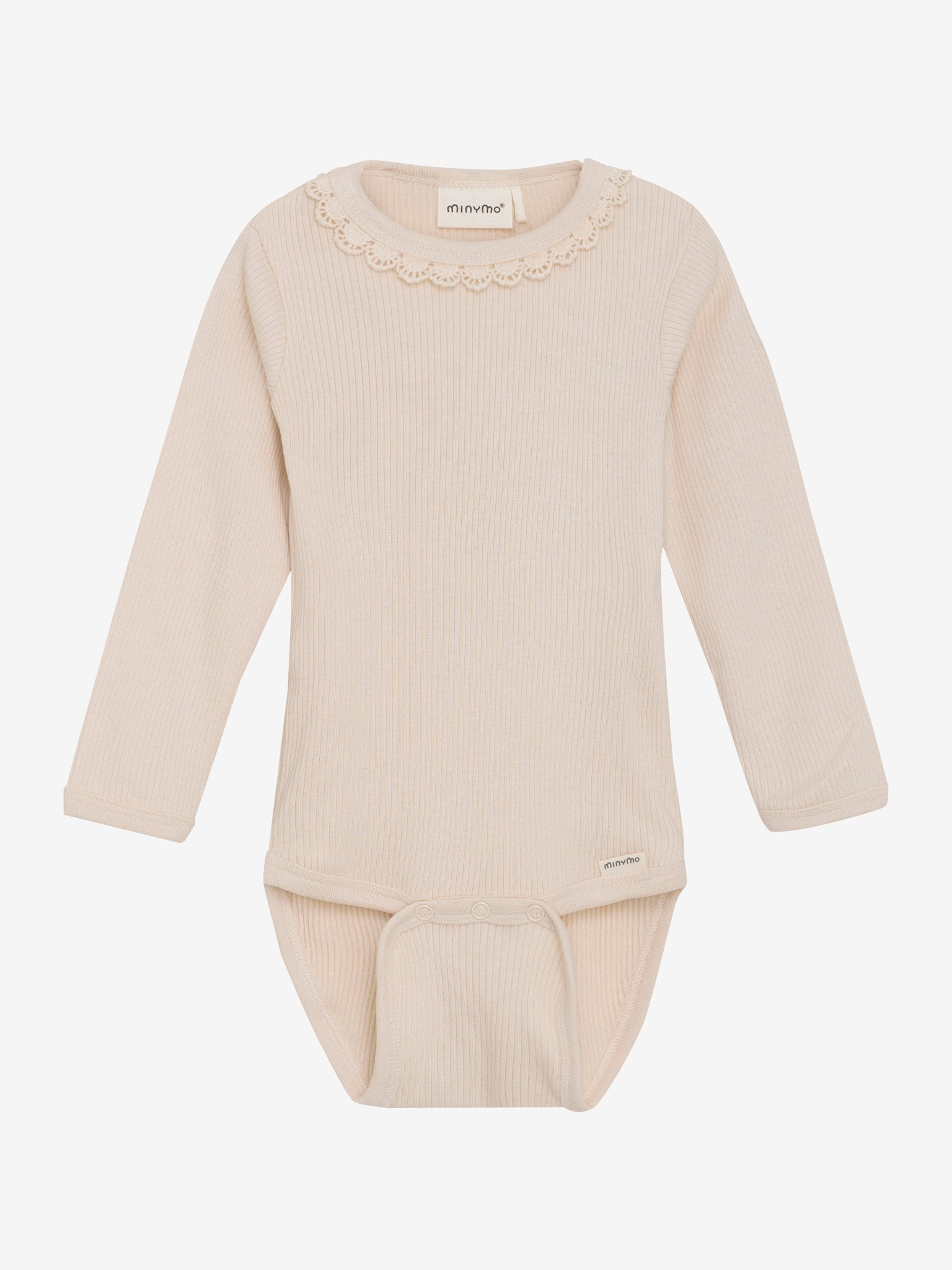 Dieser cremefarbene, gerippte Body von MINYMO bezaubert mit süßen kleinen Rüschen am Kragen und sorgt für einen verspielten Look.
