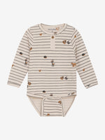 Dieser langärmelige Body von MINYMO besticht durch sein gestreiftes Design und einen durchgehenden Waldtier-Print, der dem Kleidungsstück eine elegante Note verleiht.