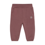 Die roten Sweatpants von MINYMO sind eine bequeme und stylische Wahl für jeden Tag.