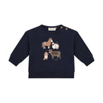 Gemütliches Sweatshirt mit langen Ärmeln in dunklem Blau – perfekt für kleine Abenteurer. Das hochwertige Minymo-Design besticht durch niedliche Farmtier-Motive, die Kinderherzen höher schlagen lassen. Die Mischung aus 95% Baumwolle und 5% Elastane sorgt für optimalen Tragekomfort und Bewegungsfreiheit den ganzen Tag über.