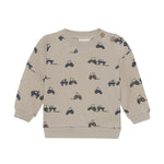 Das hochwertige Sweatshirt besticht durch sein verspieltes All-Over-Traktor-Motiv und bietet maximalen Tragekomfort. Die atmungsaktive Materialmischung aus Viscose, Baumwolle und Elastane sorgt für optimale Bewegungsfreiheit und sanfte Haptik auf der Haut. Perfekt für aktive Kinder, die Stil und Funktionalität lieben.