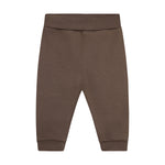 Eine wunderbare braune Hose von Minymo aus 100% Baumwolle – perfekt für Kinder, die Komfort und Stil lieben. Das hochwertige Material sorgt für Langlebigkeit und angenehmes Tragegefühl den ganzen Tag über.