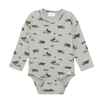 Langärmeliger Body aus hochwertiger Viskose-Baumwoll-Mischung mit charmanten Baustellen-Print von Minymo. Die elastische Faser sorgt für optimale Passform und Bewegungsfreiheit. Perfekt für aktive Kinder, die Stil und Komfort lieben.