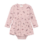 Ein weiches Body Kleid von Minymo mit langen Ärmeln und zarten Blumenmustern – perfekt für jeden Tag. Die Mischung aus Baumwolle und Elastane sorgt für Komfort und Bewegungsfreiheit.