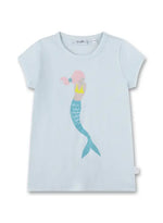 Dieses hellblaue T-Shirt von Sanetta besticht durch einen bezaubernden Meerjungfrau-Aufdruck und sorgt für einen frischen, maritimen Look.