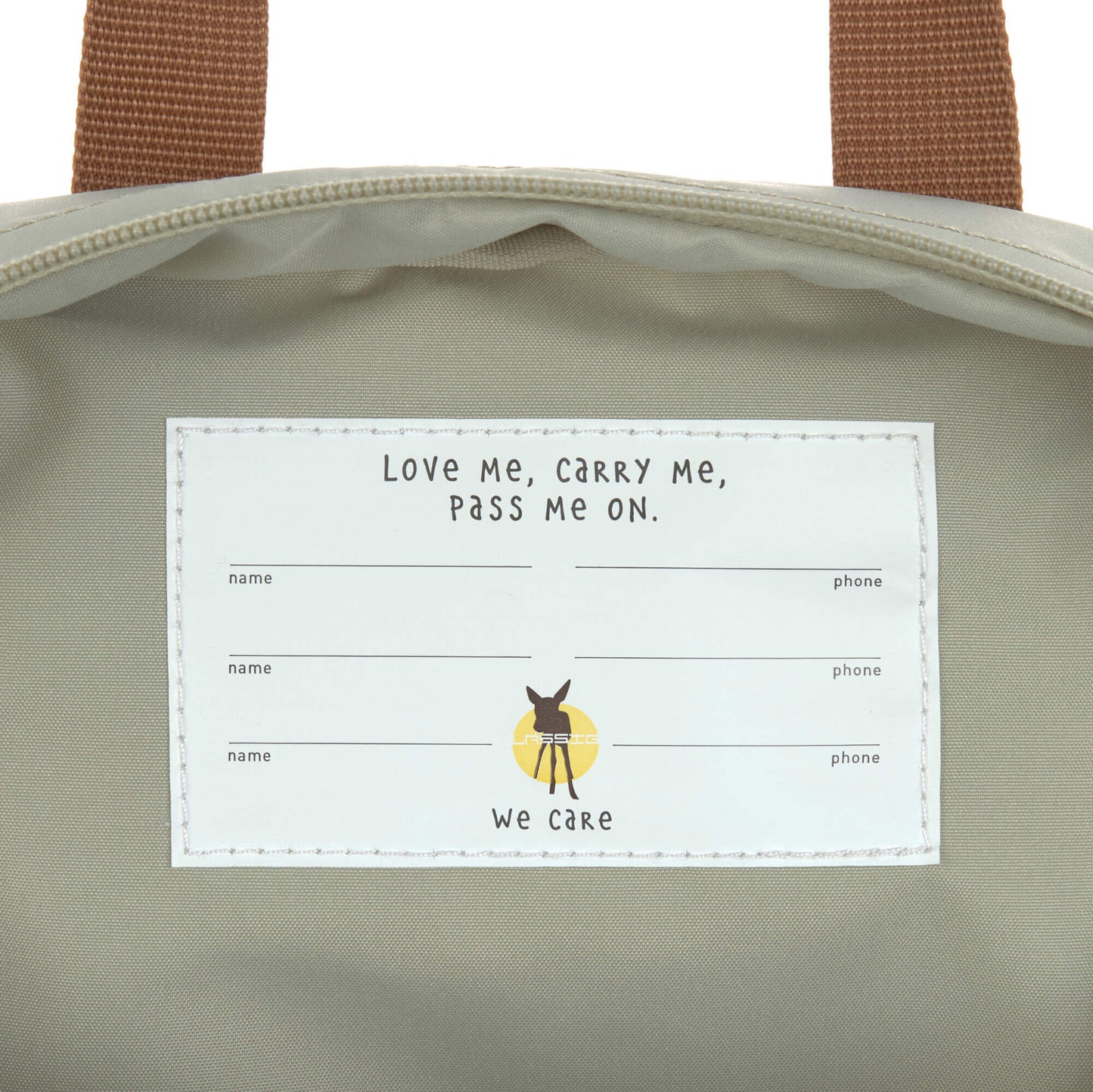 Der Kindergartenrucksack Square im Little Gang Light Khaki Design besticht mit seiner modernen Form und fröhlichen Stickereien. Reichlich Stauraum. Gepolsterte Schultergurte. Ideal für Ausflüge oder für den Kindergarten. 7 L Volumen. Ab 3 Jahre.