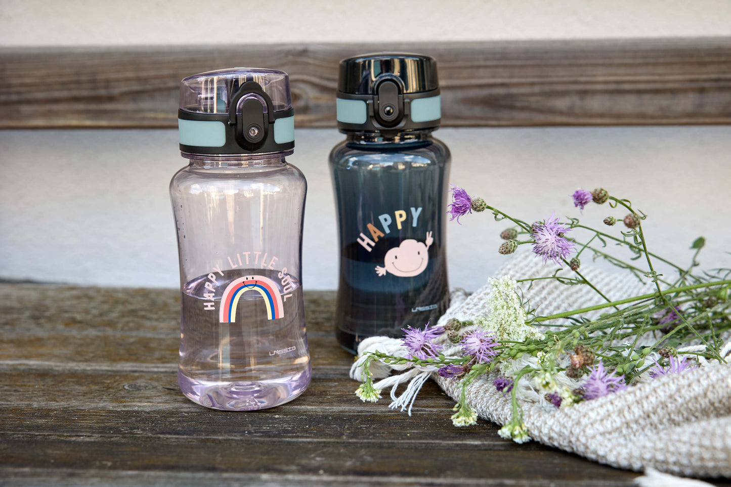 Let's explore the world – zusammen schaffen wir es überall hin! Mit der LÄSSIG Tiny Outdoor Kinder Trinkflasche sind durstige Kids unterwegs bestens ausgerüstet. Die Trinkflasche nimmt die Kleinen mit farbenfrohen Motiven mit auf Entdeckungstour.