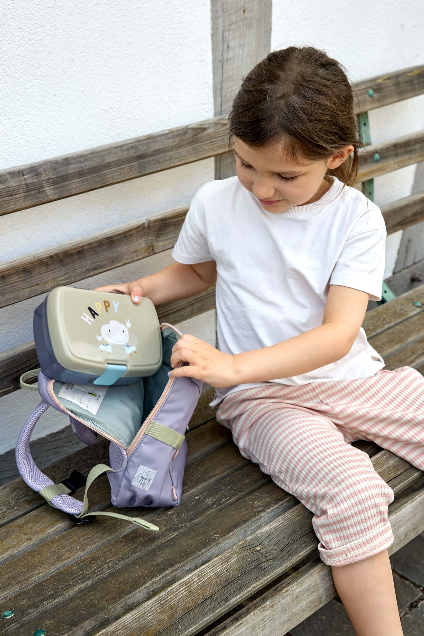 Mit dem BPA-freien Kinder Lunchbox Wolke aus der Tiny Outdoor Kollektion von Lässig sind hungrige Kids unterwegs bestens ausgerüstet. Die robuste Brotdose kommt inklusive einer herausnehmbaren Schale und ist spülmaschinengeeignet.