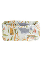 Der Schlauchschal Safari aus weichem Baumwoll-Jersey mit Elasthan überzeugt durch seinen charmanten Safaridruck. Er ist angenehm zu tragen, passt sich gut an und eignet sich ideal für warme Tage. Zertifiziert schadstofffrei bringt er Abenteuerlust und Stil in jedes Outfit.