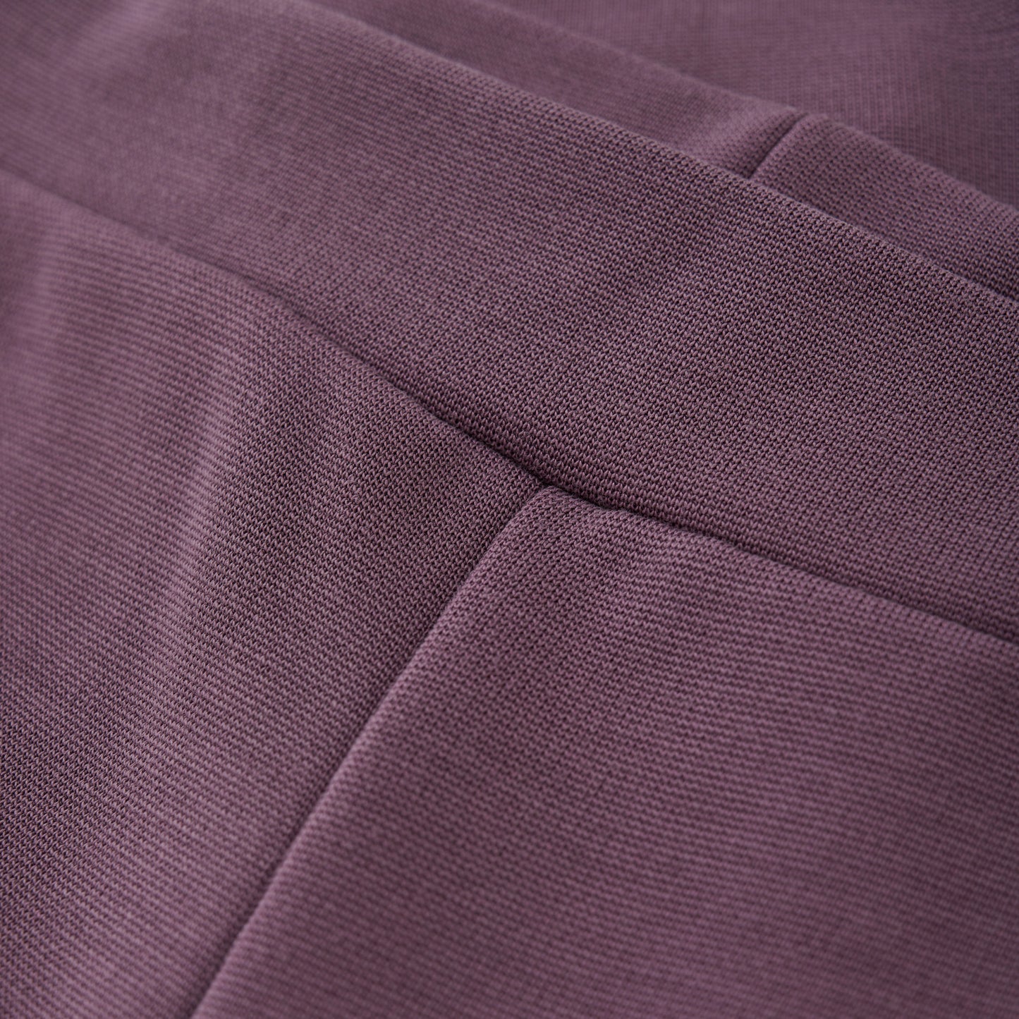 Diese Schlaghose in Lila für Mädchen ist ein modisches Statement. Mit ihrem modernen Schnitt und der auffälligen Farbe ist sie ideal für trendbewusste junge Mädchen. Durch den Schlag am Bein und das angenehme Material bietet sie optimalen Tragekomfort und Bewegungsfreiheit. Ein Must-Have für jeden Kleiderschrank!