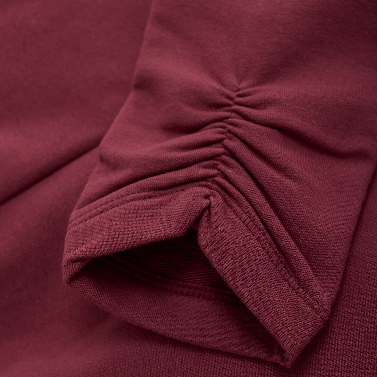 Diese Leggings von Minymo haben eine süße Raffung am Fuß, die nicht nur niedlich aussieht, sondern auch für einen bequemen Sitz sorgt. Perfekt für aktive Kinder, die den ganzen Tag in Bewegung sind.
