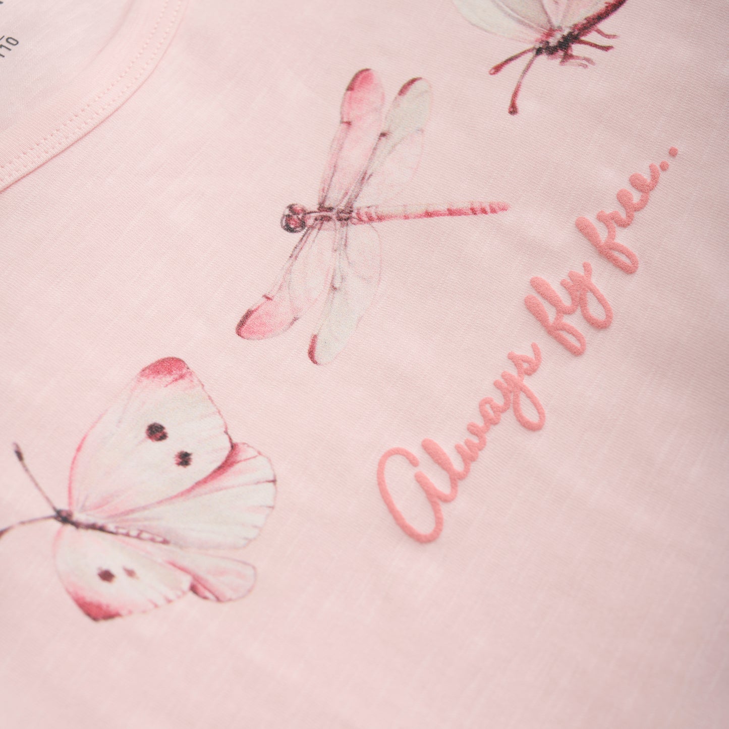 Dieses rosa T-Shirt von MINYMO besticht durch seinen zauberhaften Schmetterlingsdruck und verleiht jedem Outfit eine verspielte Note.