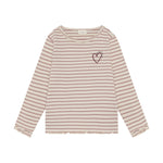 Gestreiftes Langarm-Shirt aus weichem Rib-Material von Minymo mit zierlichem Herzdesign. Die Kombination aus 95% Baumwolle und 5% Elastane sorgt für optimalen Tragekomfort und sanfte Elastizität. Perfekt für Kinder, die Qualität und Style lieben.