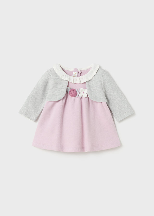 festliches Kleid in zarten rosa Tönen kombiniert mit hellgrauen Jäckchen