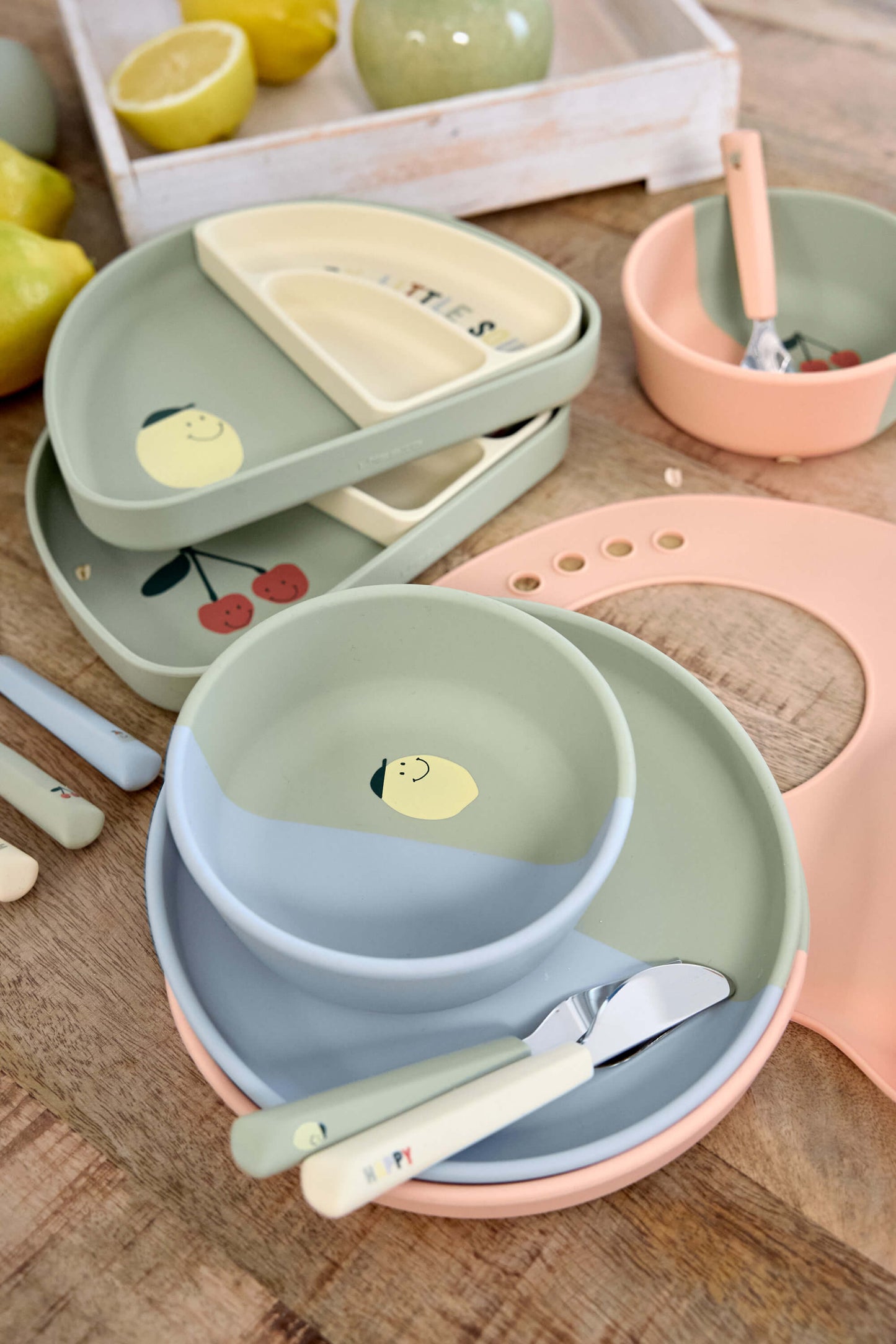 Beschreibung
Mit dem 3-teiligen BPA-freien Kinderbesteck aus Edelstahl und den ergonomisch geformten Silikongriffen im Happy Fruits Lemon Design gelingt den Kleinsten das selbstständige Essen noch besser. Das Besteck ist spülmaschinengeeignet. Geeignet ab 12 Monaten.