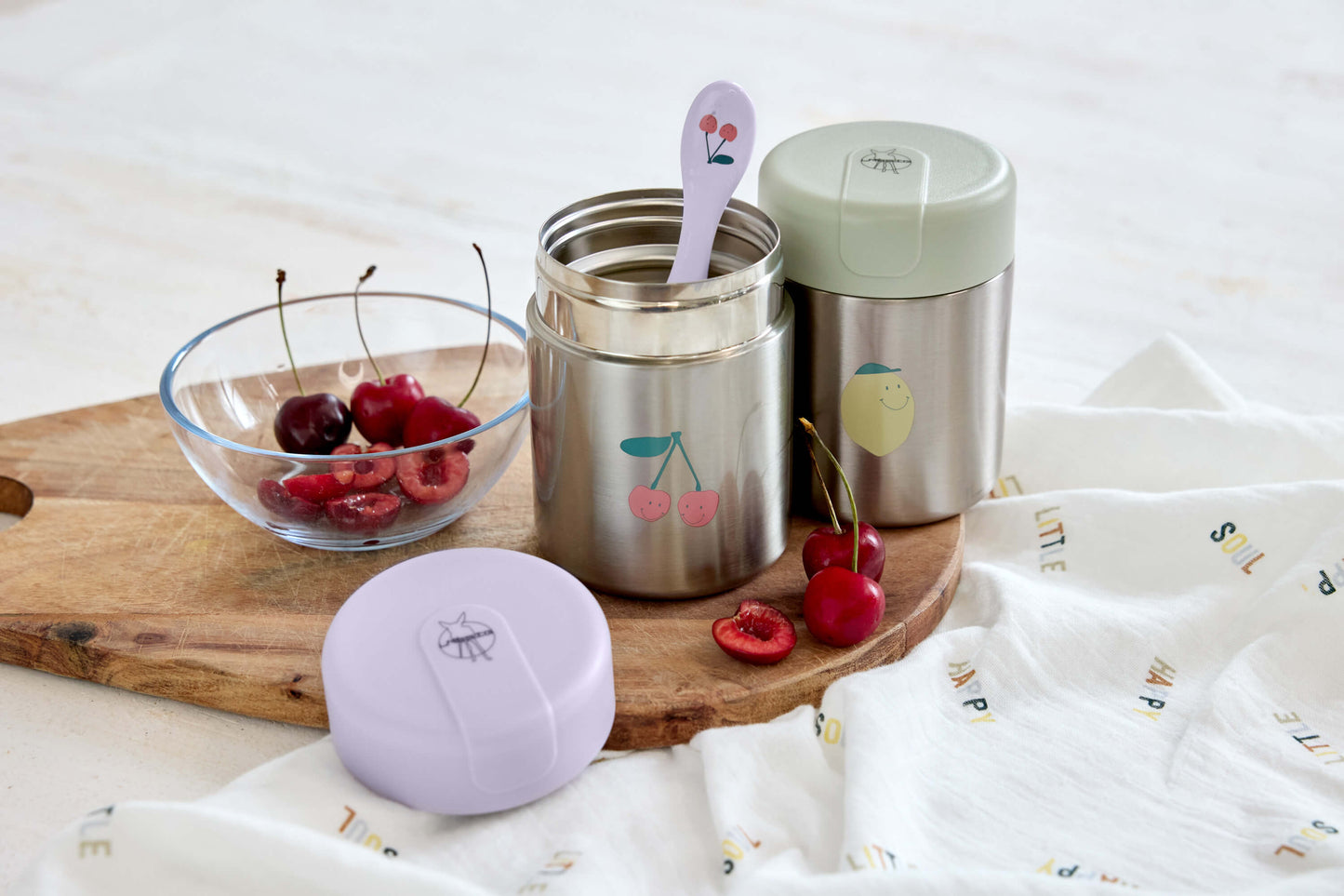 Babybrei to go. Mit dem doppelwandigen Edelstahl Thermobehälter im Happy Fruits Lemon Design ist das Essen auch unterwegs sofort servierbereit. Der auslaufsichere Food Jar fasst 315 ml und hält Lebensmittel zuverlässig warm oder kalt. BPA-frei.