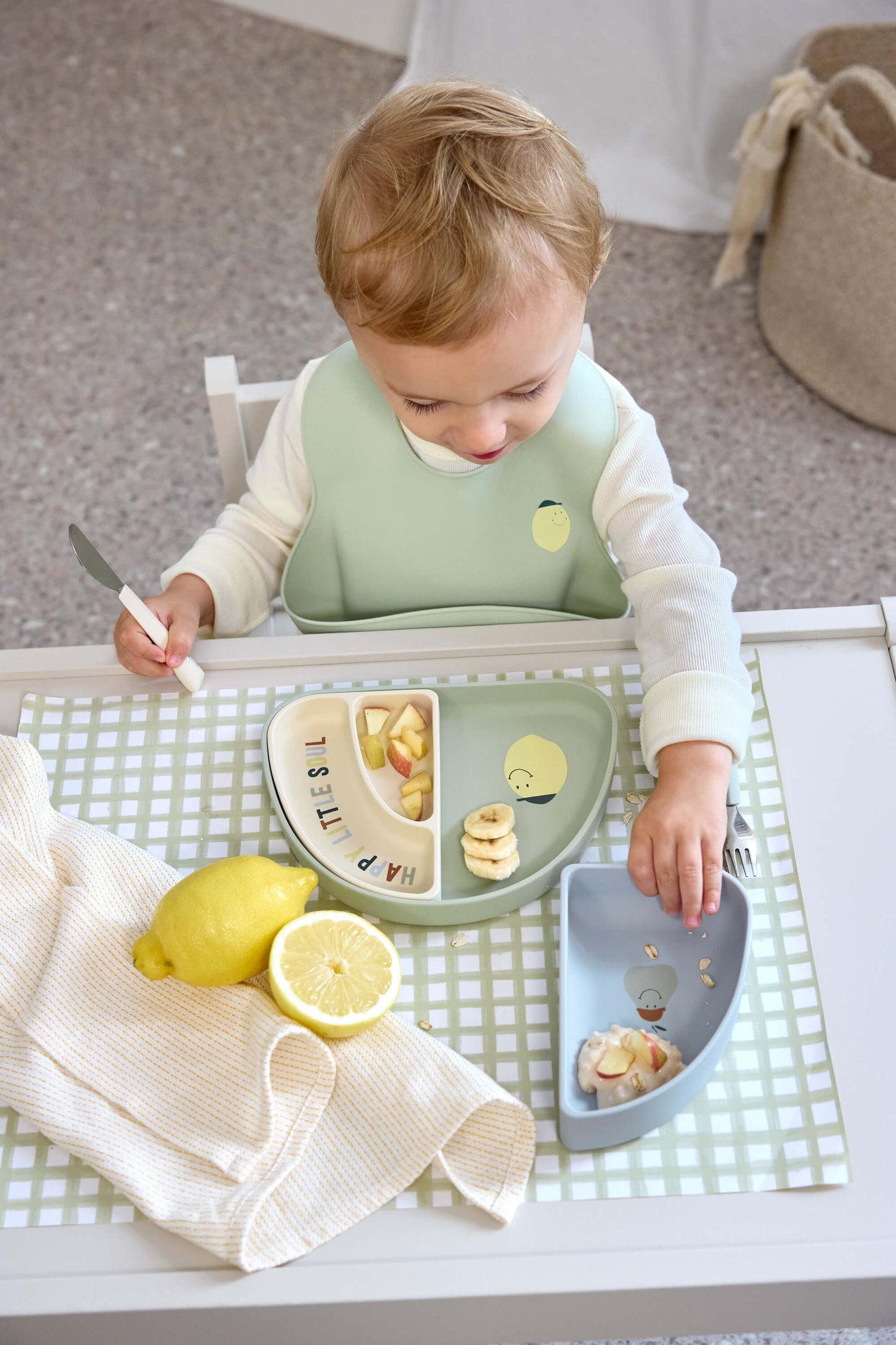 Der Kinder Menüteller aus Silikon in Regenbogenform mit Happy Fruits Lemon Design, bietet drei vielseitige Schalen. Flexibel, strapazierfähig und platzsparend – perfekt für kleine Essanfänger ab 6 Monaten. Spülmaschinen- und mikrowellenfest.