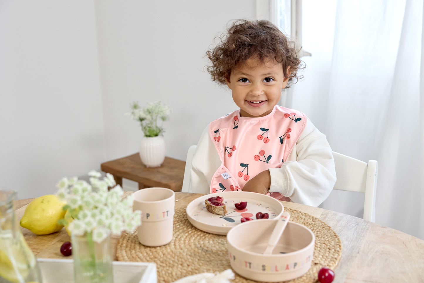 Die 2 mittelgroßen Lätzchen mit Auffangschutz aus der Happy Fruits Kollektion von Lässig schützen die Kleidung zuverlässig vor Flecken. Sie sind leicht, wasserdicht und mit einem praktischen Klettverschluss ausgestattet – ideal für Babys von 6 bis 24 Monaten. Einfach zu reinigen und perfekt für unterwegs. So bleibt das Essen entspannt und sauber!