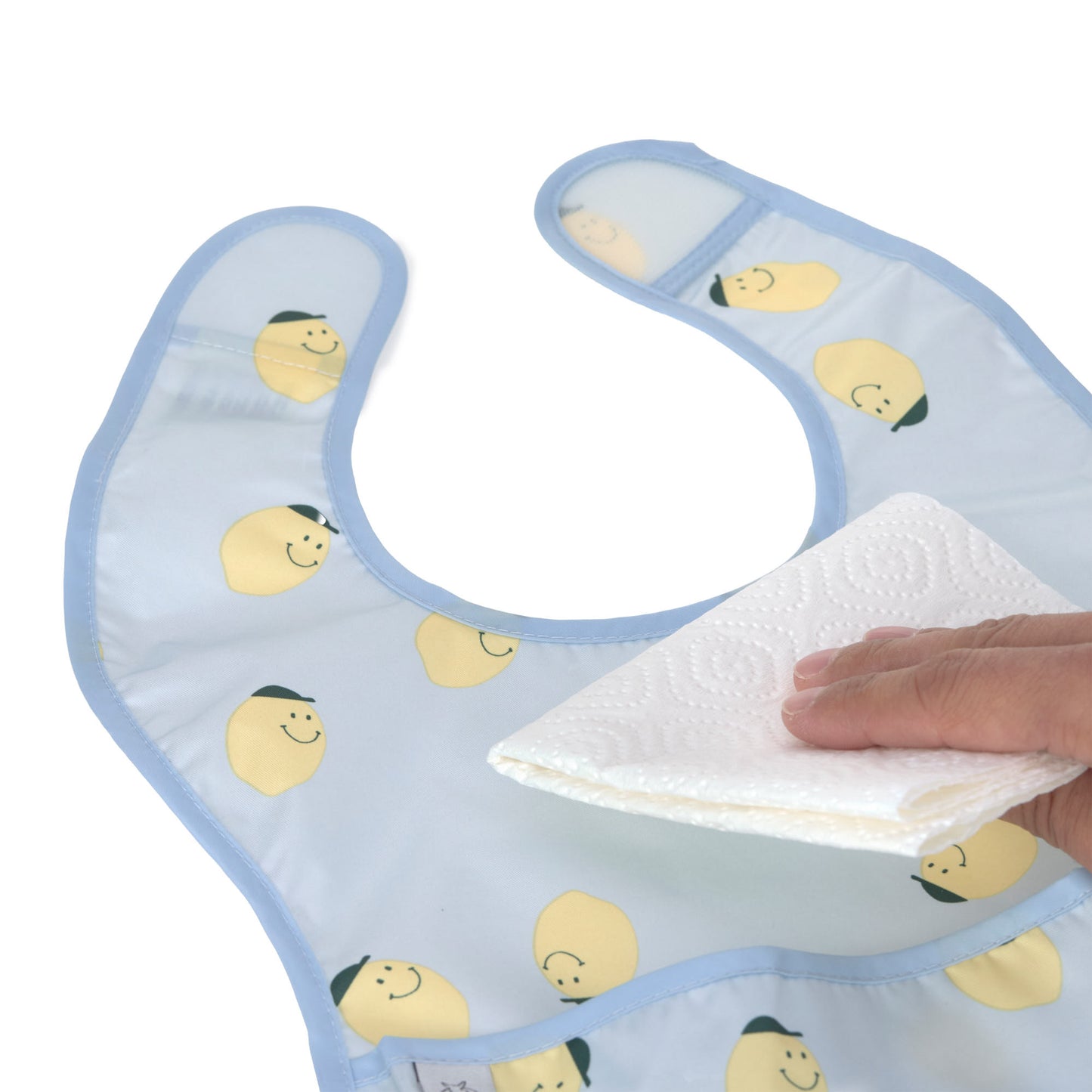 Diese 2 mittelgroßen Lätzchen mit Auffangschutz aus der Happy Fruits Kollektion von Lässig schützen die Kleidung zuverlässig vor Flecken. Sie sind leicht, wasserdicht und einfach mit Klettverschluss anzulegen. Ideal für Babys von 6 bis 24 Monaten, sind sie waschbar und perfekt für unterwegs. So bleibt das Essen entspannt und sauber – für mehr Spaß am Esstisch!