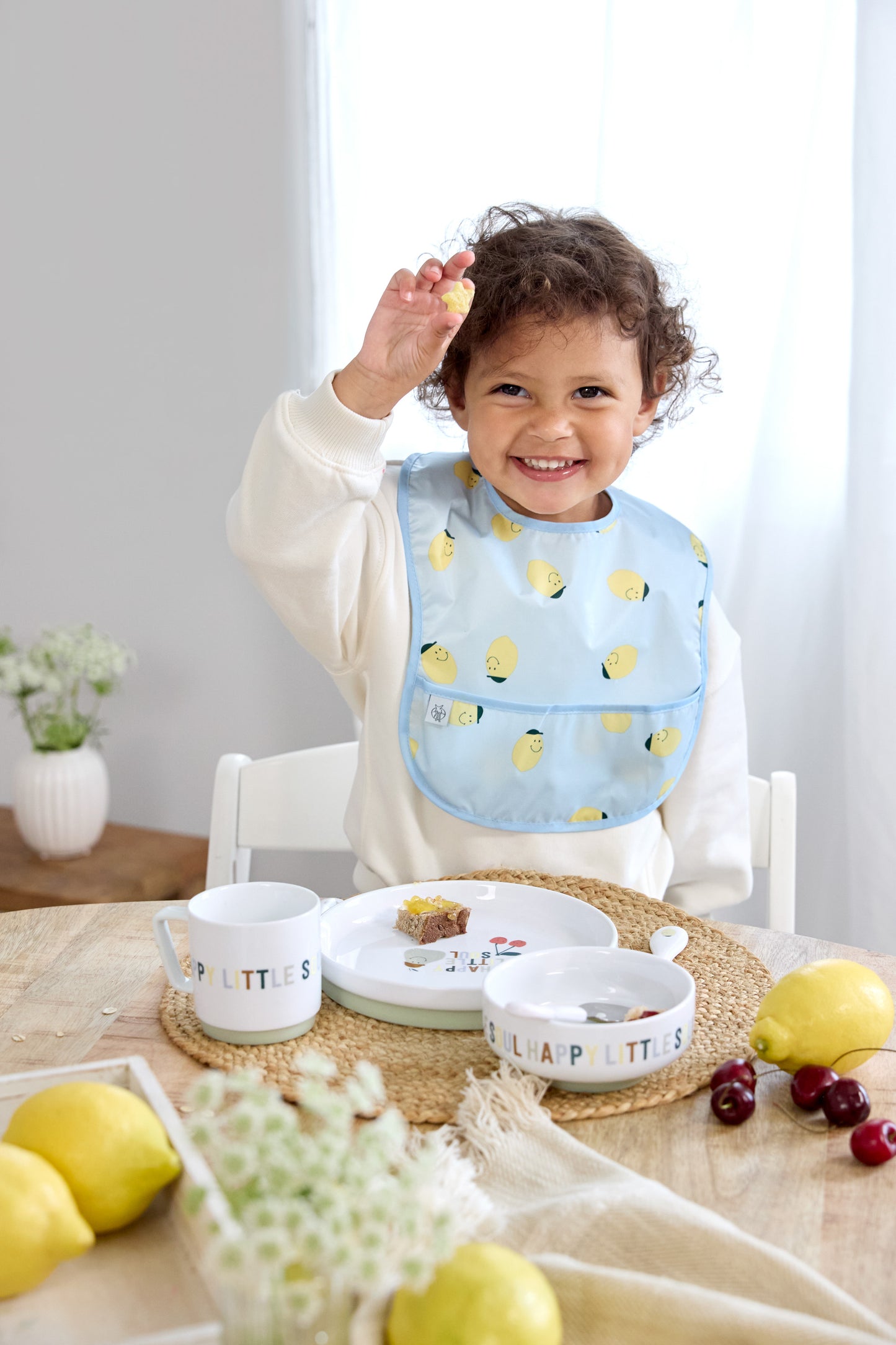 Diese 2 mittelgroßen Lätzchen mit Auffangschutz aus der Happy Fruits Kollektion von Lässig schützen die Kleidung zuverlässig vor Flecken. Sie sind leicht, wasserdicht und einfach mit Klettverschluss anzulegen. Ideal für Babys von 6 bis 24 Monaten, sind sie waschbar und perfekt für unterwegs. So bleibt das Essen entspannt und sauber – für mehr Spaß am Esstisch!