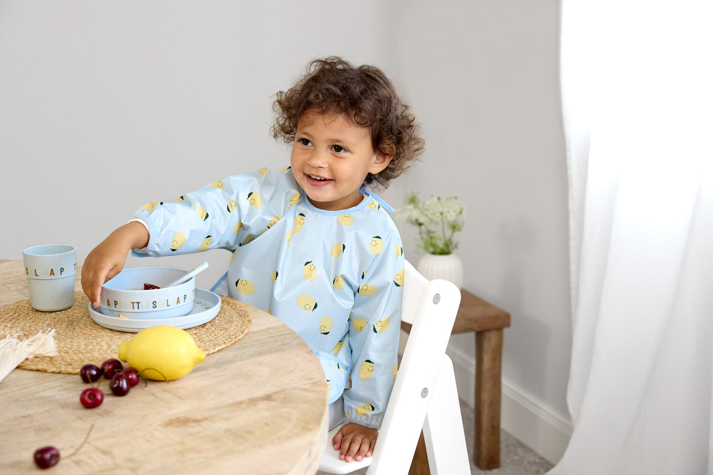 Die zwei langärmeligen Ärmellätzchen im fröhlichen Zitronen-Design von Lässig schützen Kleidung zuverlässig beim Essen, Malen und Basteln. Sie sind wasserdicht, verstellbar und leicht – perfekt für Kinder von 6 bis 24 Monaten. Einfach zu reinigen und bequem zu tragen.
