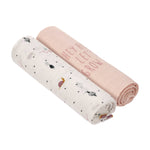 Das 120 x 120 cm Mulltuch Garden Explorer Snail von Lässig ist aus vorgewaschener, atmungsaktiver, pflegeleichter Viskose und Baumwolle. Im 2er Vorteilspack sind die Heavenly Soft Swaddle XL ideal als Spucktuch oder Mullwindel.