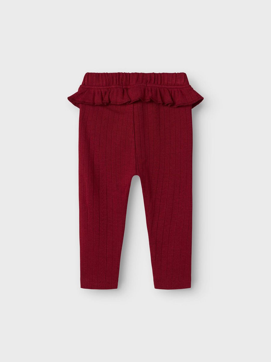 Beschreibung
Diese Leggings aus leichtem, dehnbarem Jersey bieten Ihrem Kind hohen Tragekomfort und Bewegungsfreiheit. Der elastische Bund sorgt für perfekten Sitz, während zarte Rüschen und ein dezentes Label das Design abrunden. Ideal für bequeme und zugleich modische Alltagsoutfits.