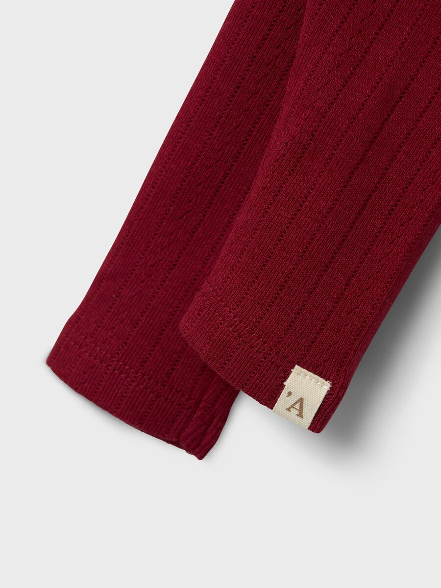 Beschreibung
Diese Leggings aus leichtem, dehnbarem Jersey bieten Ihrem Kind hohen Tragekomfort und Bewegungsfreiheit. Der elastische Bund sorgt für perfekten Sitz, während zarte Rüschen und ein dezentes Label das Design abrunden. Ideal für bequeme und zugleich modische Alltagsoutfits.